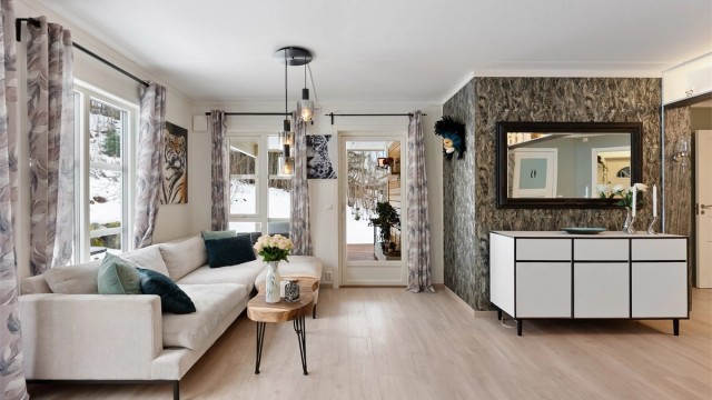 Stuen har gode møbleringsmuligheter med plass for sofagruppe, TV-seksjon, spisegruppe og annet passende møblement