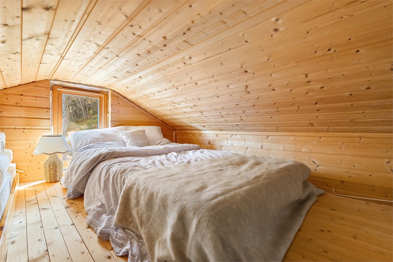 Hemsen er i dag innredet som et ekstra soverom. Hemsen fremgår ikke av de opprinnelige tegningene og anses derfor ikke som godkjent for varig opphold. Kjøper overtar alt ansvar, eventuell kostnad og risiko forbundet med dette. 