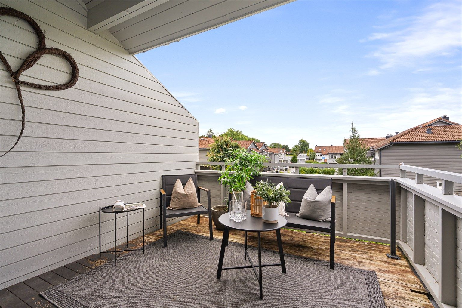 Fra stue har man utgang til solrik terrasse med åpen og fri utsikt. Boligen vender mot friareal som gjør det ekstra luftig. 