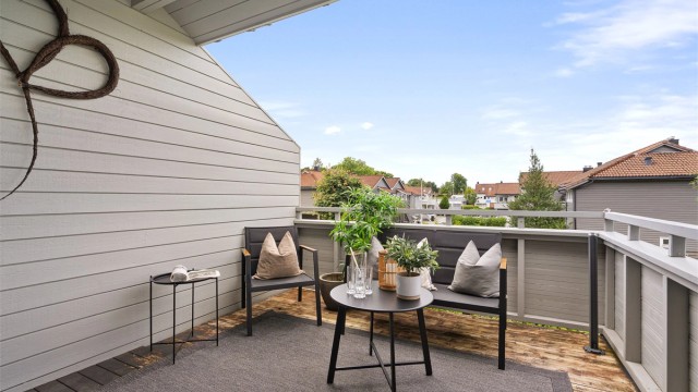 Fra stue har man utgang til solrik terrasse med åpen og fri utsikt. Boligen vender mot friareal som gjør det ekstra luftig.