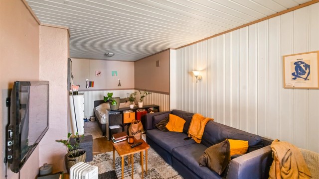 Åpen stue/soverom i underetasje