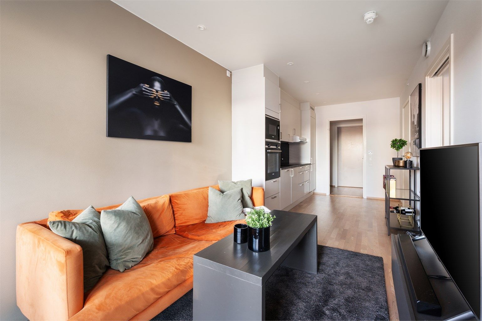 Stuens gode planløsning gjør det enkelt å innrede etter behov med sofagruppe, salongbord, TV-sjenk eller annet ønskelig møblement.