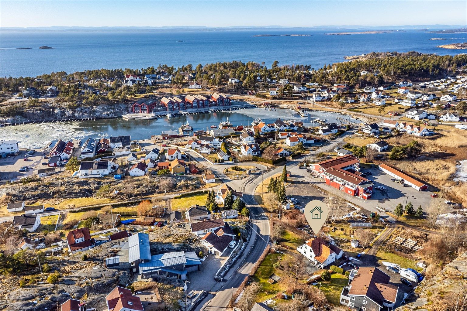 Eiendommen ligger midt i kystperlen Engelsviken som av mange forbindes med sommer, sol og sjø. Fotograf; Børge Oppegård.