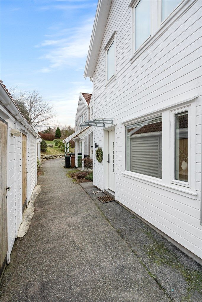 Utenfor boligen er det to boder på til sammen 13 kvm,  med god oppbevaringsplass. 