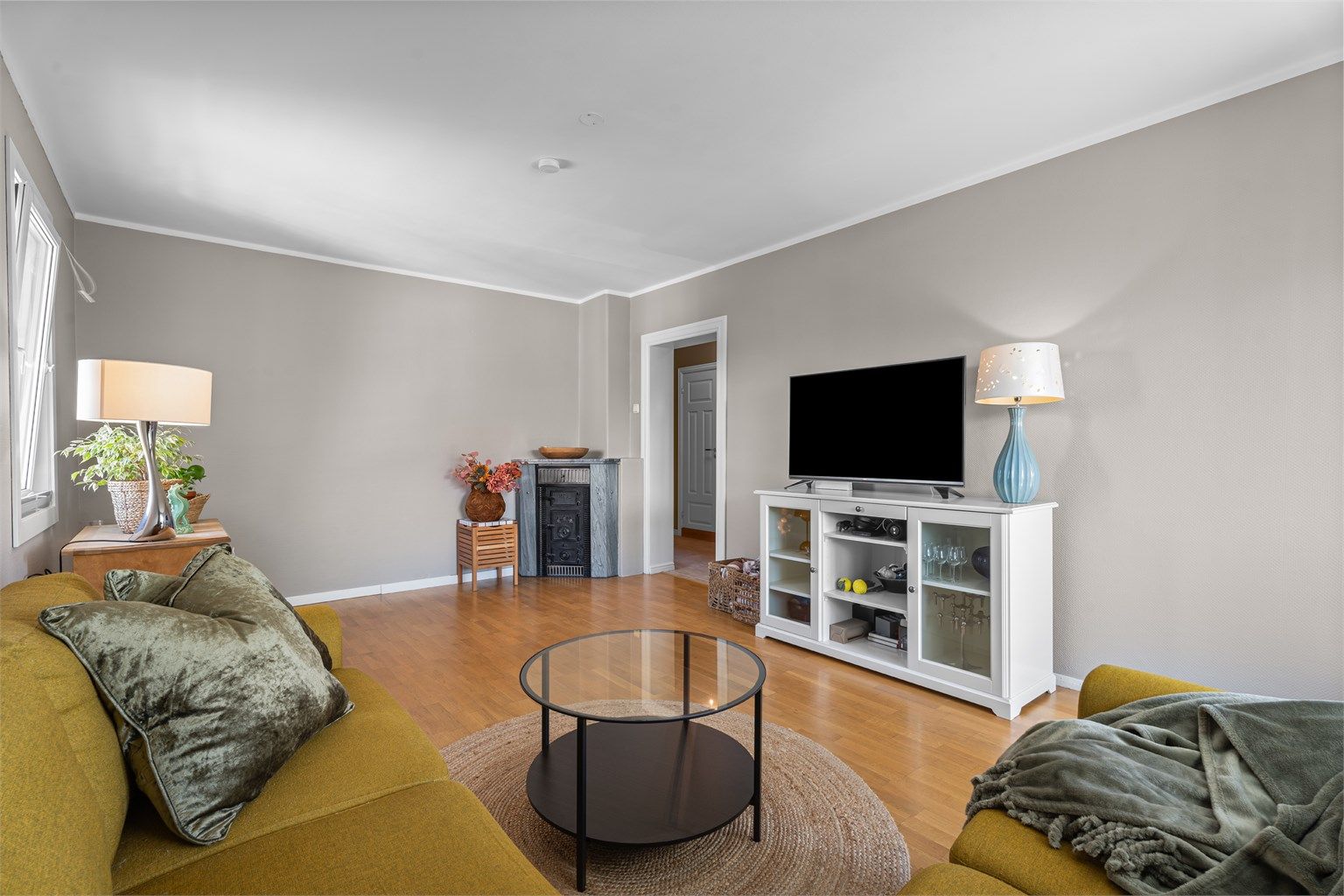 Det er god plass til å innrede med spisebord i stuen, slik at du kan invitere venner og familie på middag