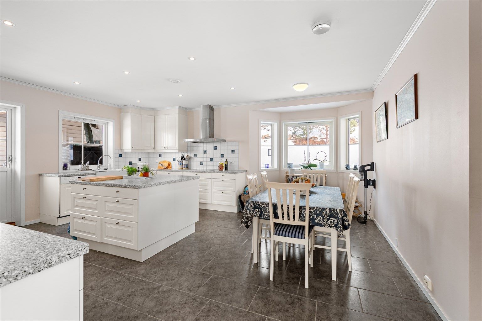 Innredningen fra Ikea ble fagmessig montert av byggmester, noe som sikrer en solid finish.