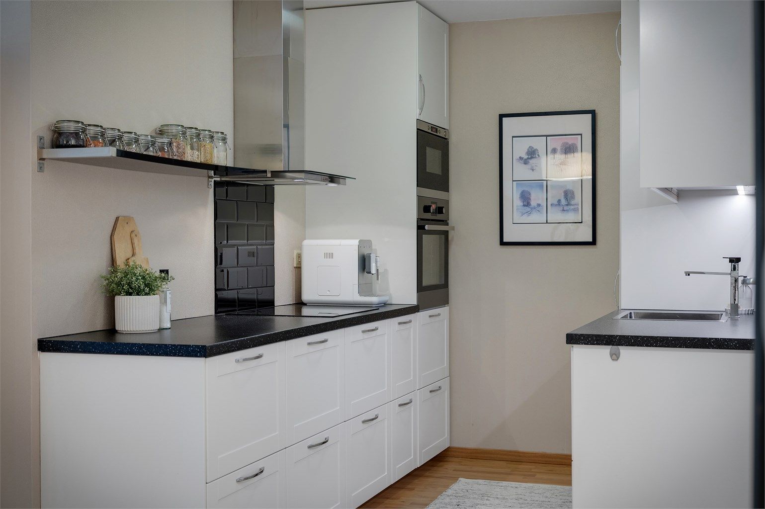 Smarte og integrerte løsninger på samtlige hvitevarer herunder kjøleskap med frys, komfyr, mikro, platetopp og oppvaskvaskemaskin som medfølger i handelen.