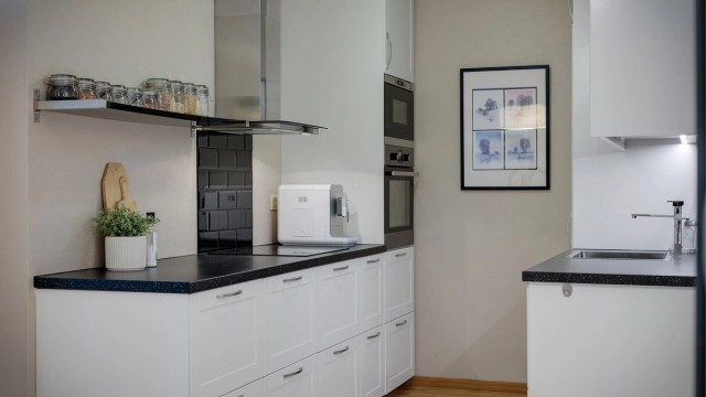 Smarte og integrerte løsninger på samtlige hvitevarer herunder kjøleskap med frys, komfyr, mikro, platetopp og oppvaskvaskemaskin som medfølger i handelen.