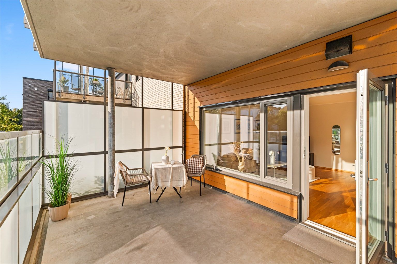 Overbygget og vestvendt veranda med utgang fra stuen
