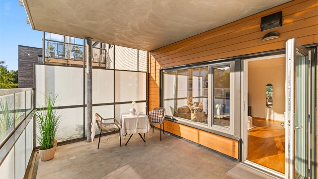 Overbygget og vestvendt veranda med utgang fra stuen