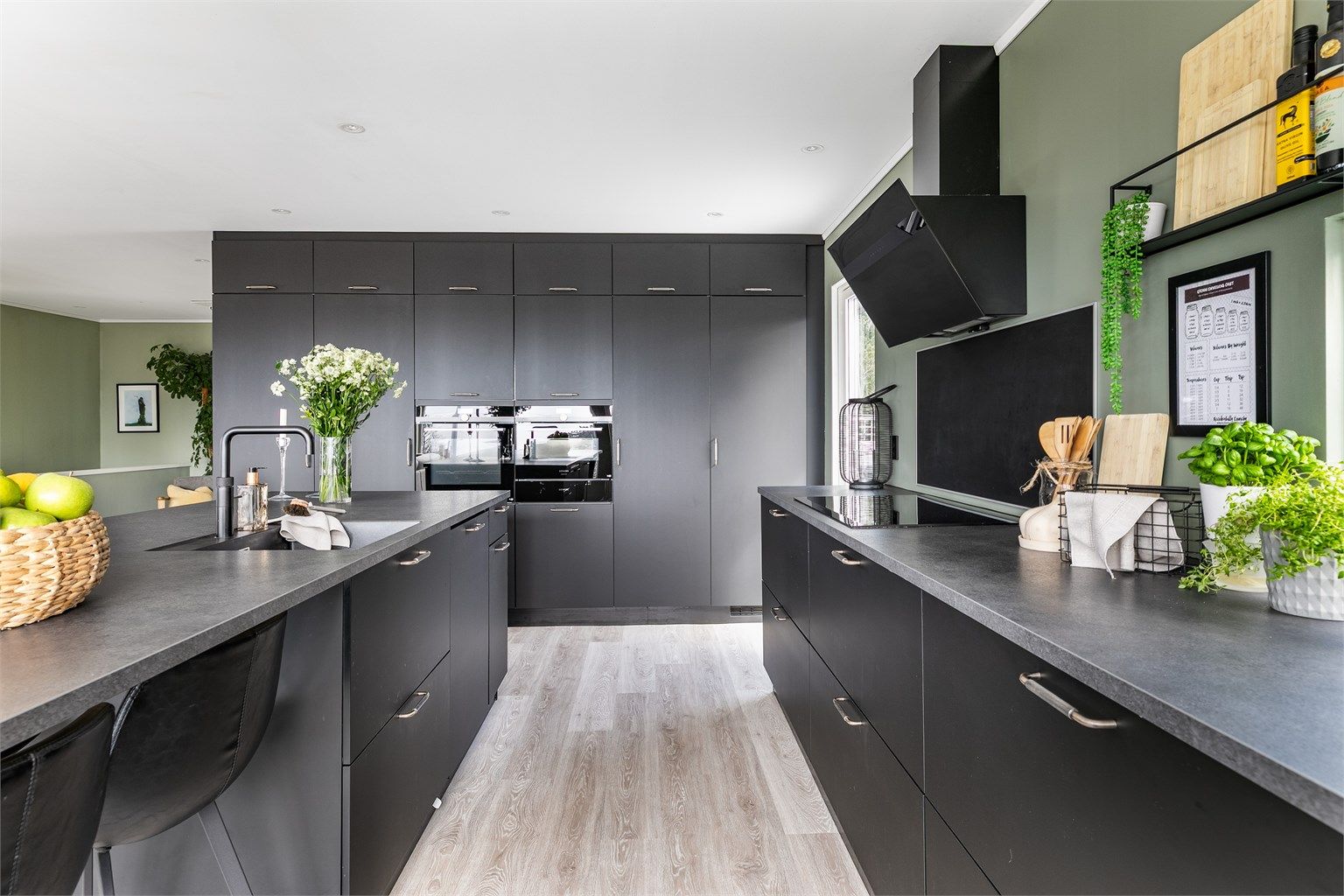 Kjøkkenets innredning er fra Kvik og kombinerer dansk design med funksjonalitet.