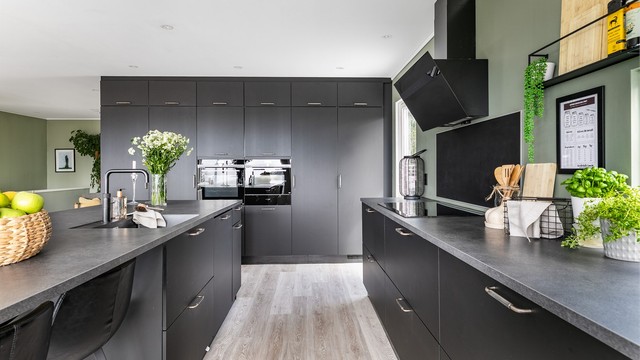 Kjøkkenets innredning er fra Kvik og kombinerer dansk design med funksjonalitet.