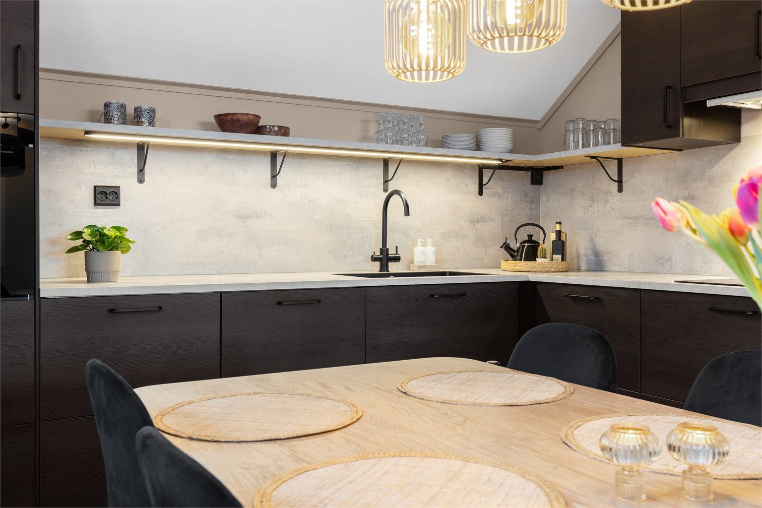 Delikat og moderne IKEA-kjøkkeninnredning fra 2023 med delvis integrerte hvitevarer.