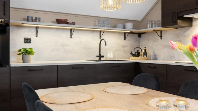 Delikat og moderne IKEA-kjøkkeninnredning fra 2023 med delvis integrerte hvitevarer.