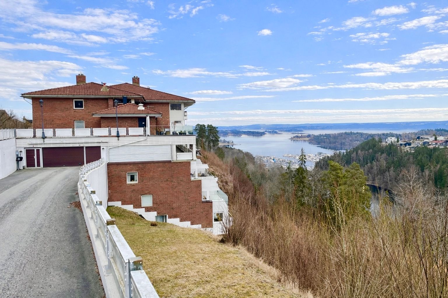 Velkommen til Leangveien 40A! En meget romslig og stor leilighet på Øvre Båstad til leie.