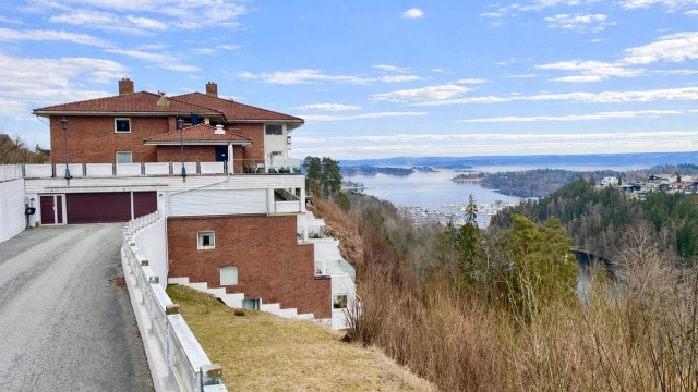 Velkommen til Leangveien 40A! En meget romslig og stor leilighet på Øvre Båstad til leie.