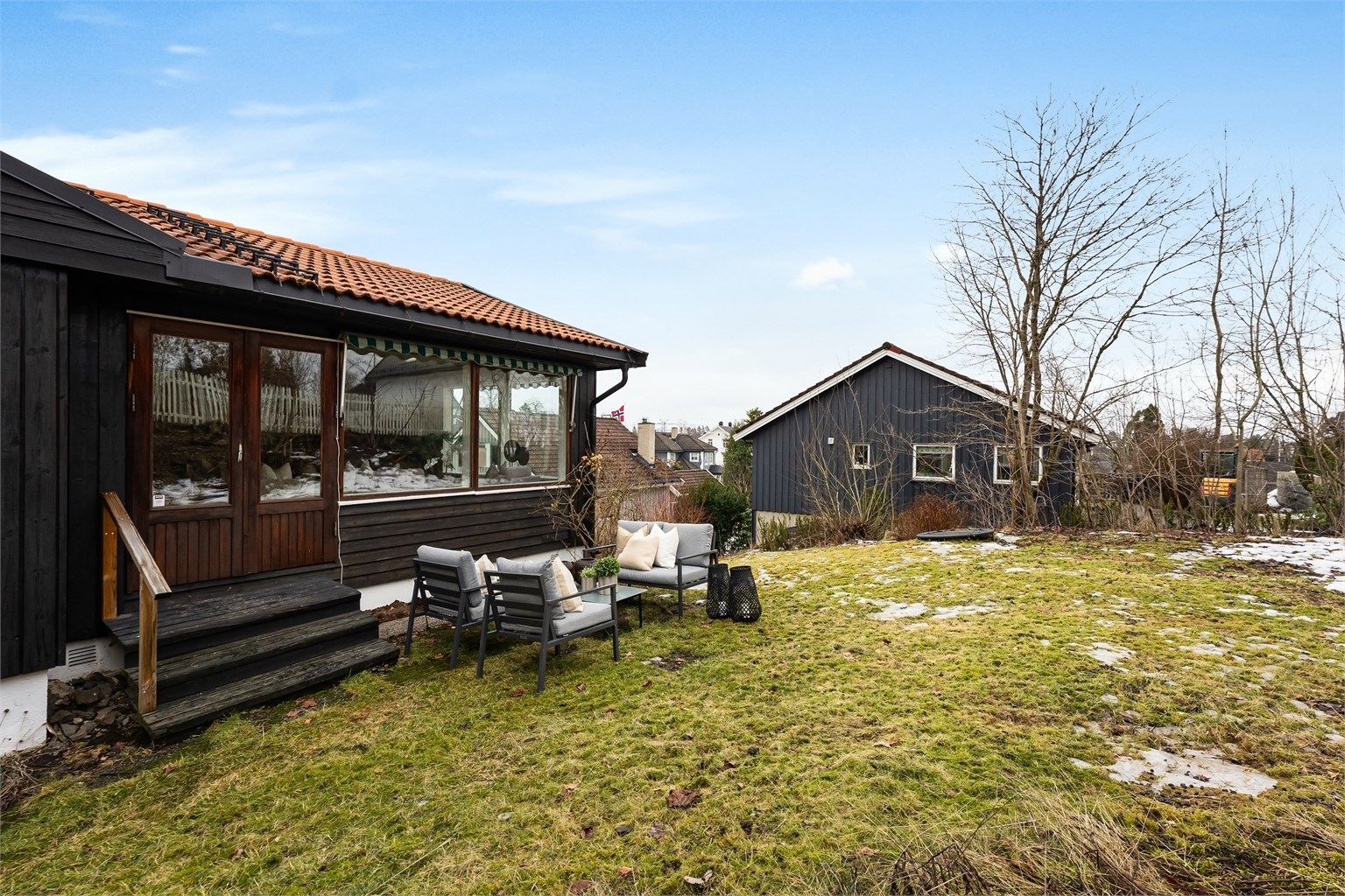 Eiendommen ligger tilbaketrukket og rolig til, med en stor hage som gir rikelig med plass for uteliv.