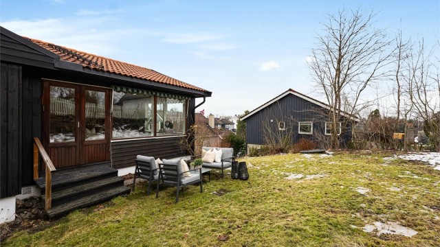 Eiendommen ligger tilbaketrukket og rolig til, med en stor hage som gir rikelig med plass for uteliv.