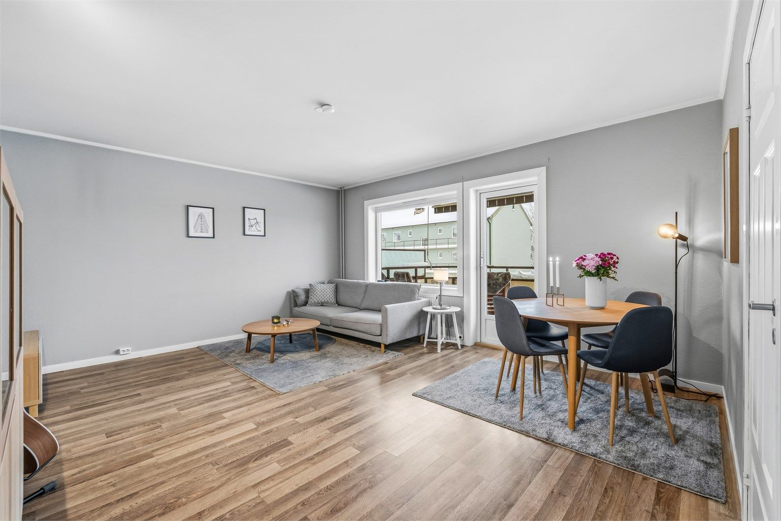 De store vindusflatene slipper inn godt med naturlig lys.