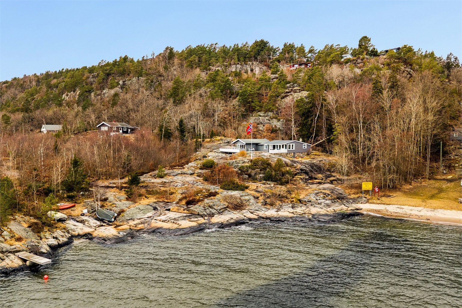 Skjærgårdsidyll med svaberg, sandstrand og kyststi i umiddelbar nærhet. 