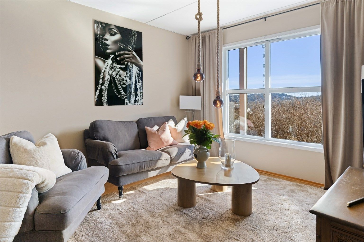 Lys og innbydende 3-roms endeleilighet med egen inngang, trivelig uteplass og garasje. Foto: Zovenfra AS