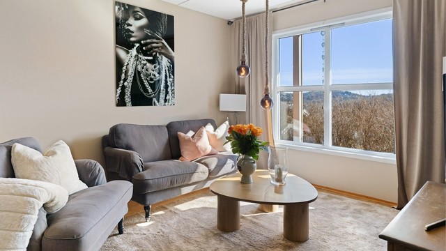 Lys og innbydende 3-roms endeleilighet med egen inngang, trivelig uteplass og garasje. Foto: Zovenfra AS