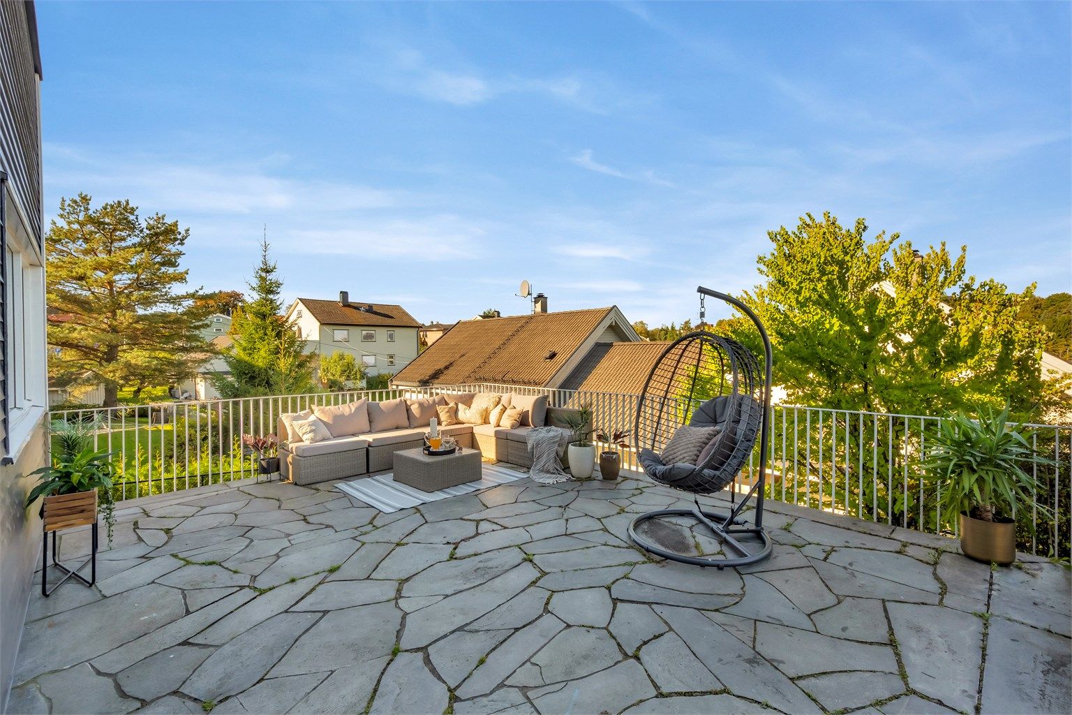 Stor solrik terrasse på 34 kvm med stikkkontakt. God plass til utemøblement og grill.