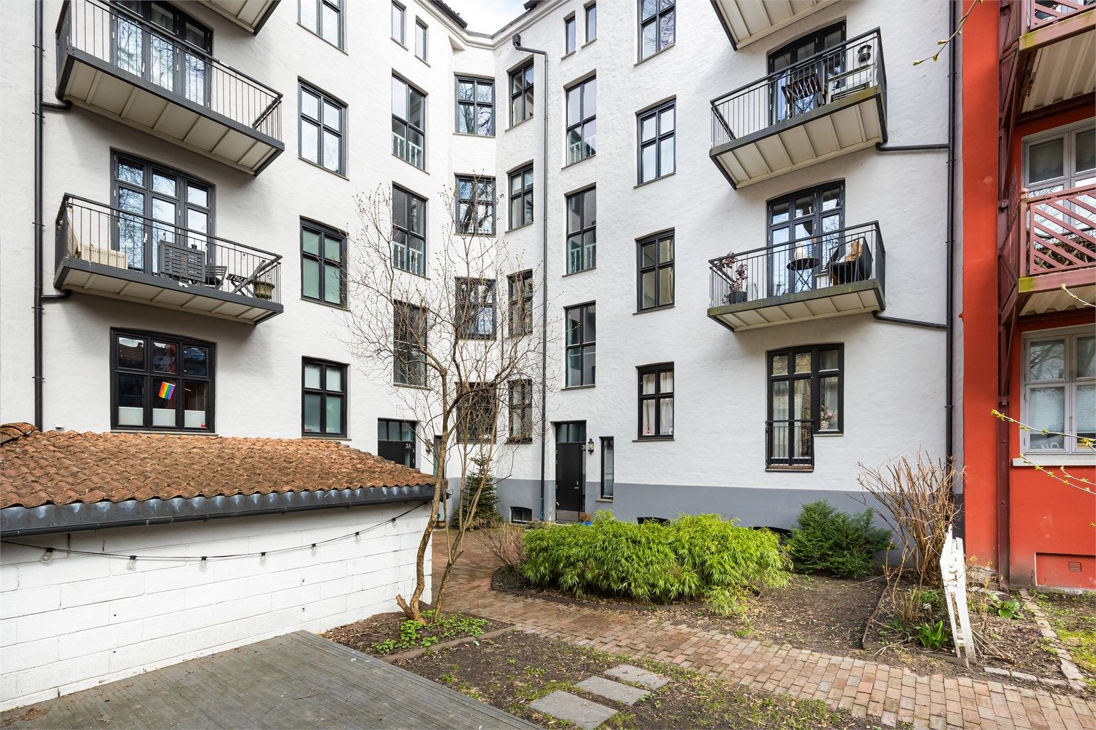 Sameiet er velholdt og består av 17 leiligheter.