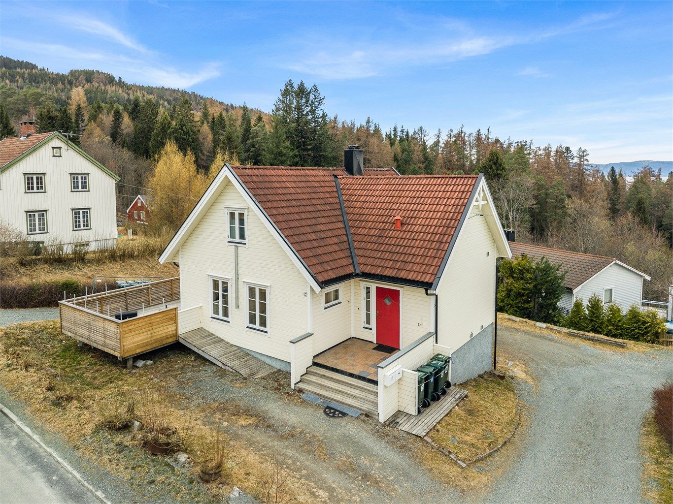 Eiendommen har en tiltalende og klassisk utforming med terrasse, innbydende inngangsparti og gode oppstillingsmuligheter på egen tomt. 