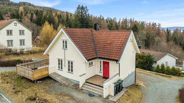 Eiendommen har en tiltalende og klassisk utforming med terrasse, innbydende inngangsparti og gode oppstillingsmuligheter på egen tomt.