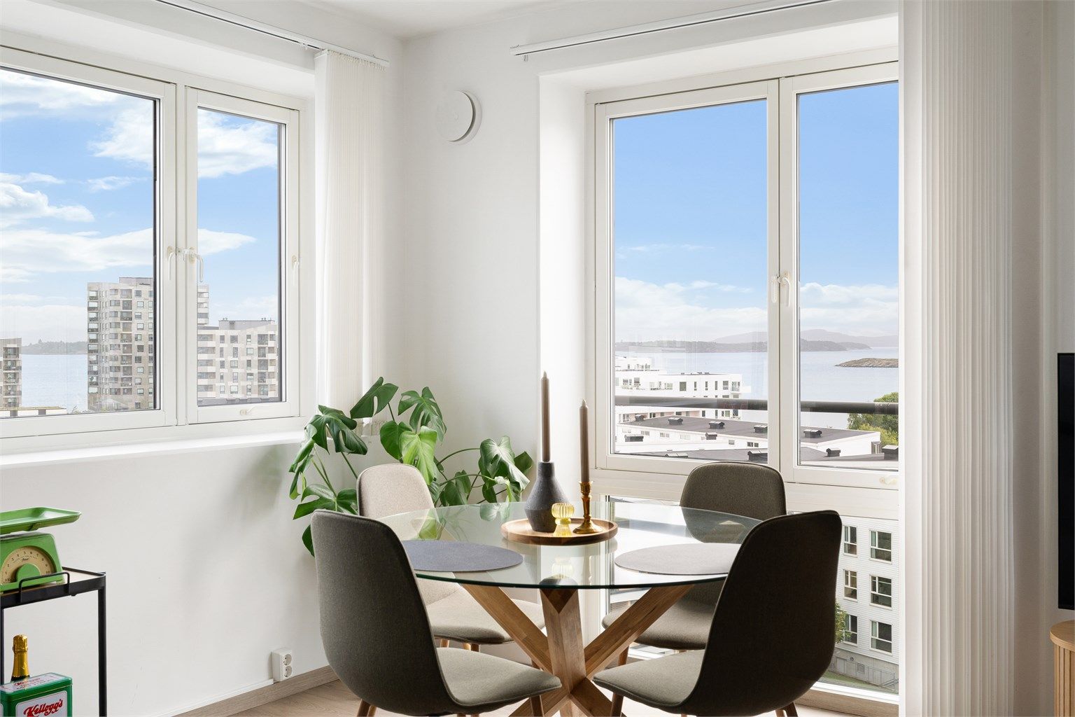 Leiligheten ligger i øverste etasje og kan skilte med en fantastisk sjøutsikt mot Gandsfjorden og Ryfylket. 