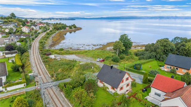 Her kommer boligens sjønære beliggenhet virkelig til sin rett, med kort avstand til fjorden og flotte naturomgivelser.