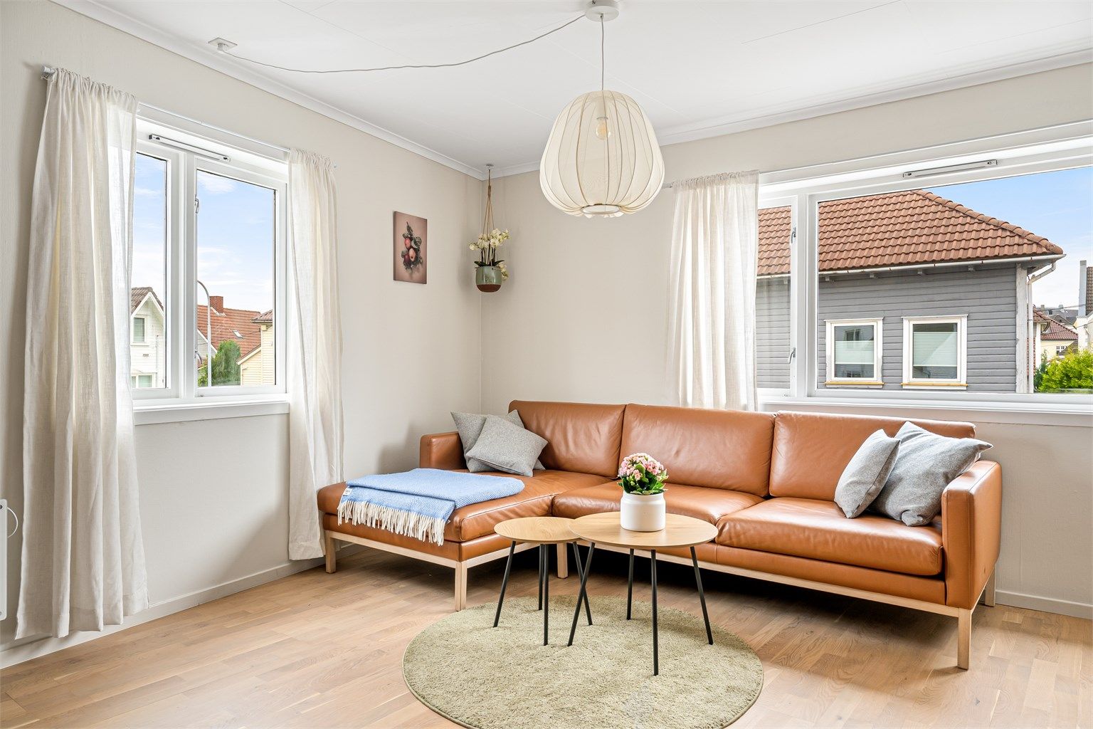 Leiligheten har god planløsning og fremstår romslig og lys med gode vindusflater. 