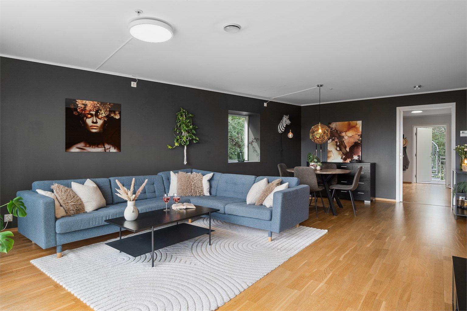 - I stuen er det også tilkomst til ett av soverommene -