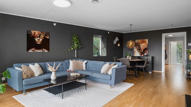 - I stuen er det også tilkomst til ett av soverommene -