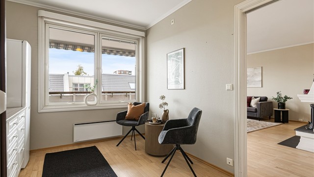 Plass til spisebord eller avlastningsbord for ekstra oppbevaring.