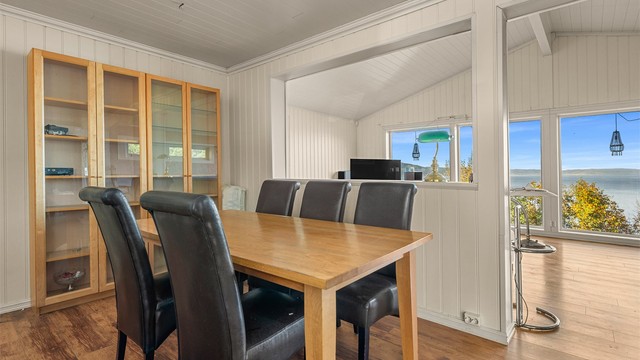 Spisestuen ligger i direkte tilknytning til stuen og har godt med naturlig lys.