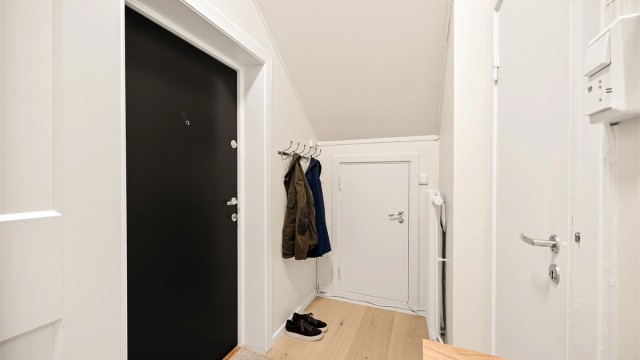 Rikelig med oppbevaringsplass i knevegg i entré. Arealet er målt opp til ca. 8 kvm gulvareal. I tillegg er det bruksrett til kjellerbod på 7 kvm.