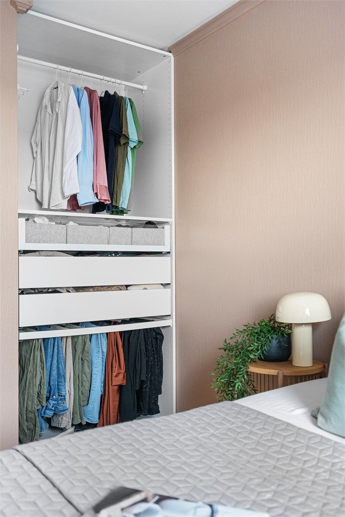 Garderobeskap på soverom I.