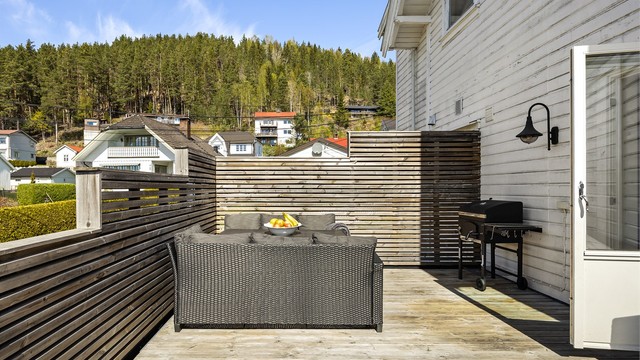 En perfekt uteplass for å samle venner og familie på fine dager. Ikke byggemeldt veranda.