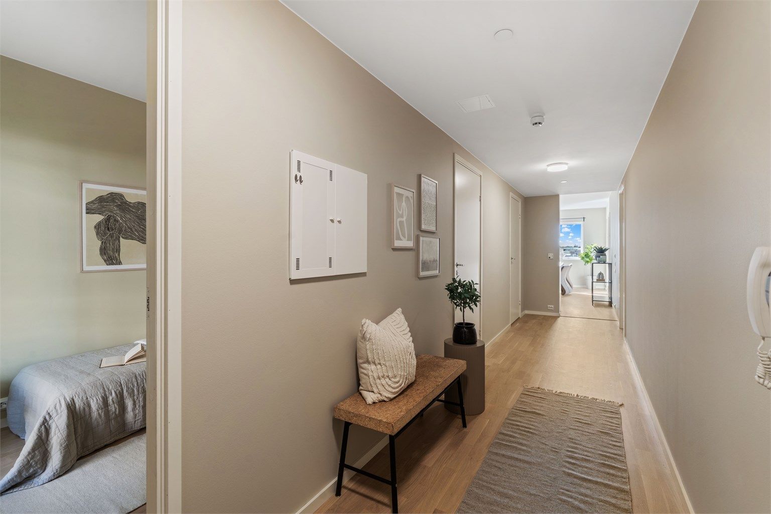 En romslig gang ønsker velkommen inn.