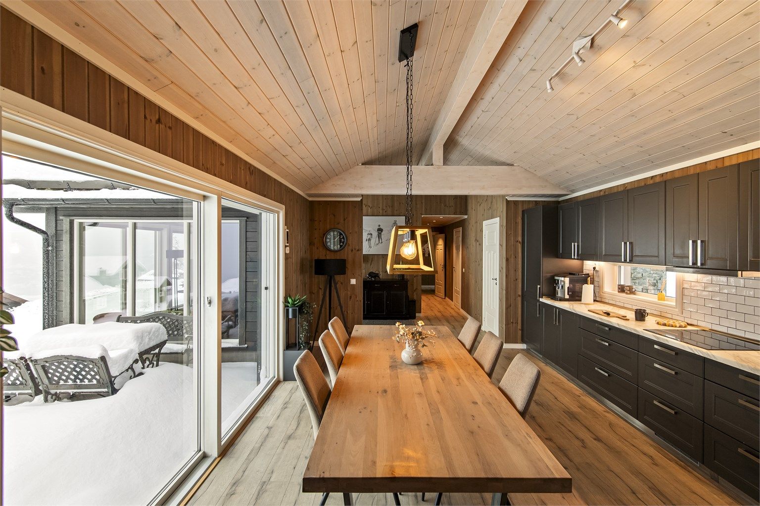 Stor skyvedør med god vindusflate slipper inn godt med naturlig lys