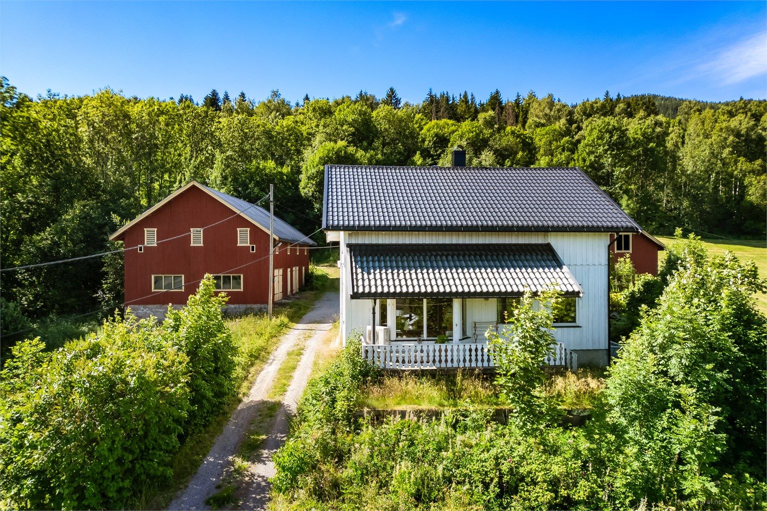 Bygningene har et moderniserings- og vedlikeholdsbehov, og gir en god mulighet til å skape sitt eget drømmested.