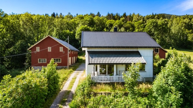 Bygningene har et moderniserings- og vedlikeholdsbehov, og gir en god mulighet til å skape sitt eget drømmested.
