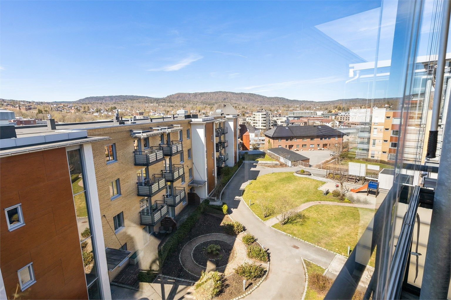 Utsikten fra den innglassede balkongen.