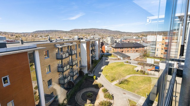 Utsikten fra den innglassede balkongen.