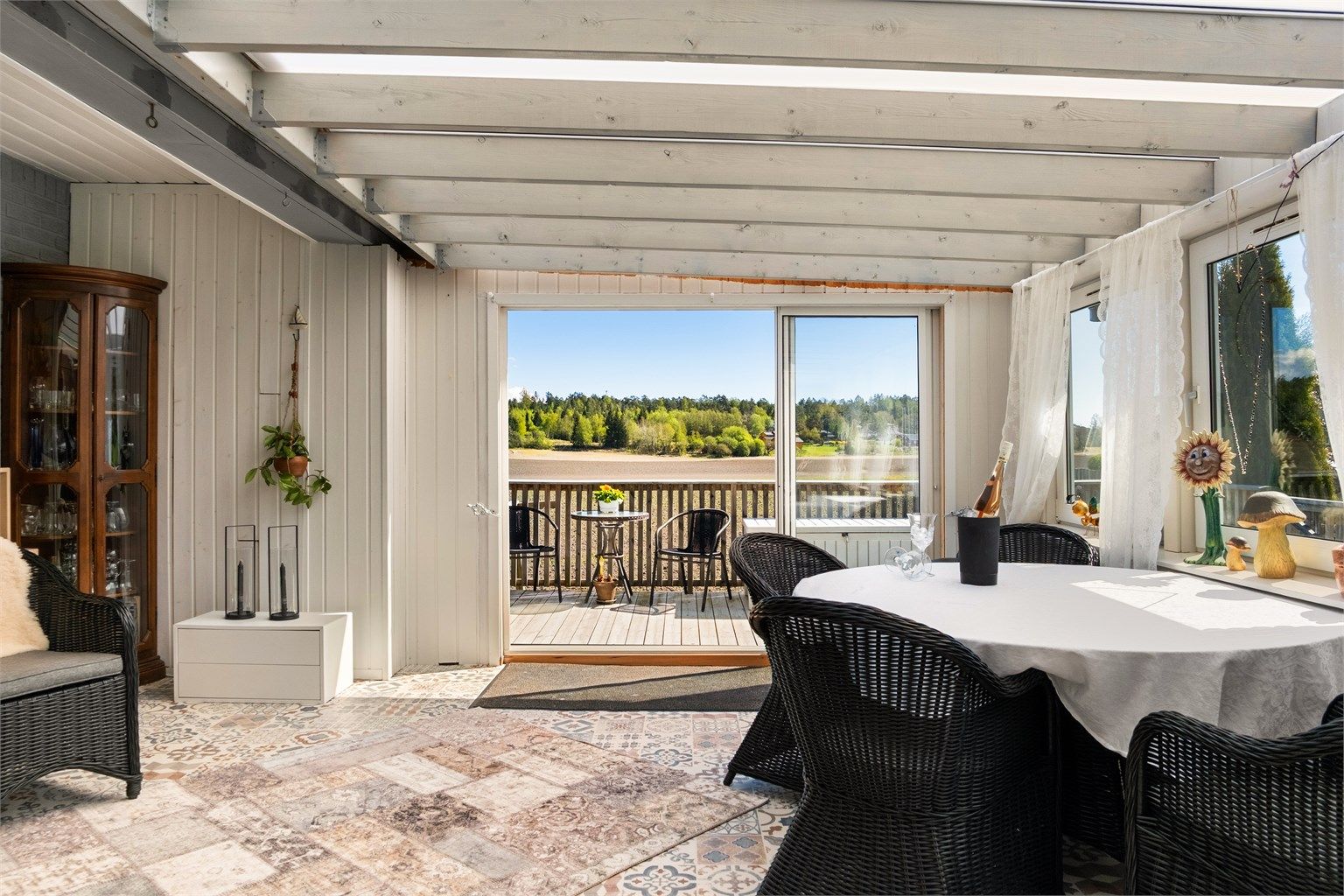 Del av terrassens sørside er innbygget med en stor og lys vinterhage.