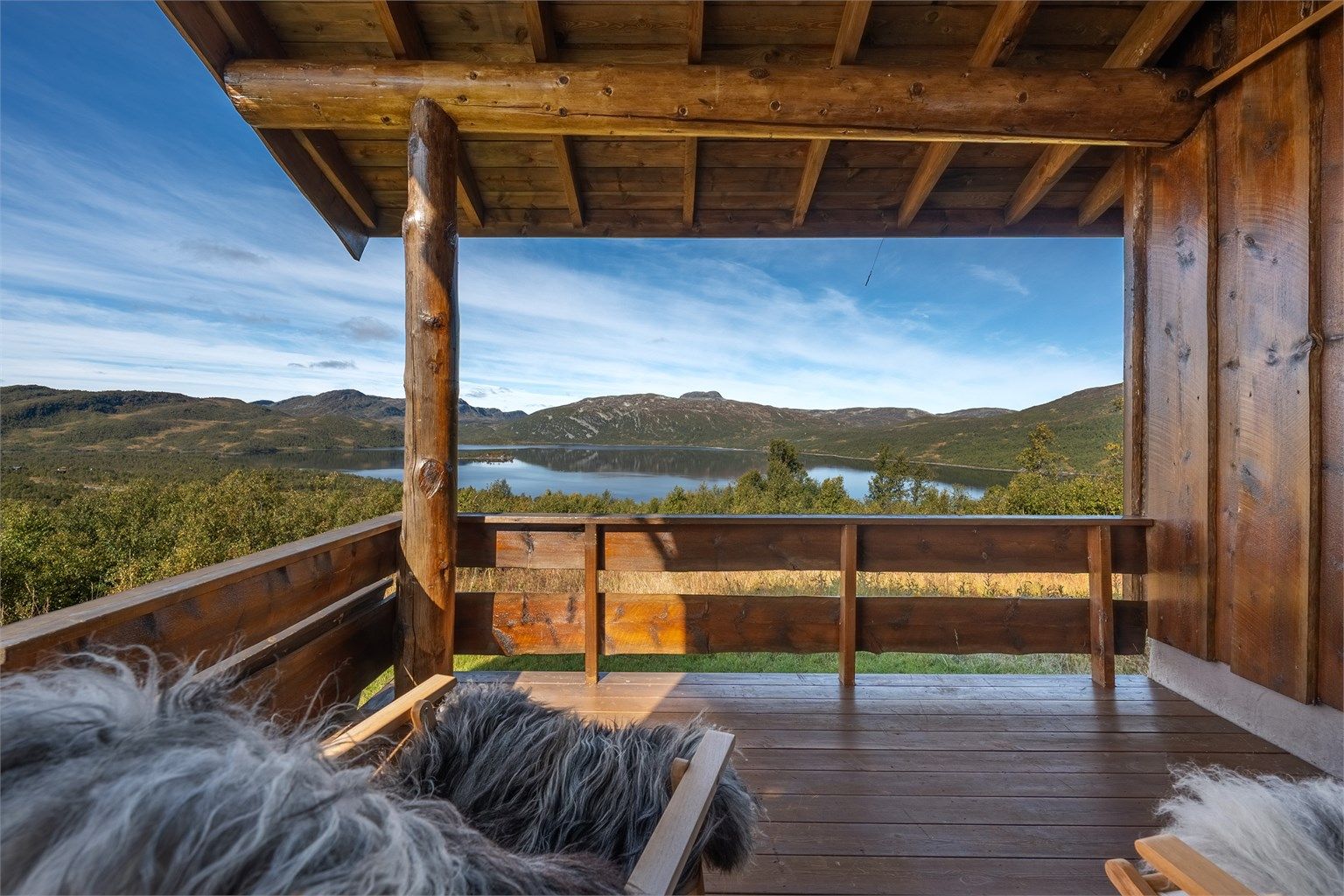 Solrik terrasse utenfor stuen, med utsikt over Sæsvatn og Sæsnuten.