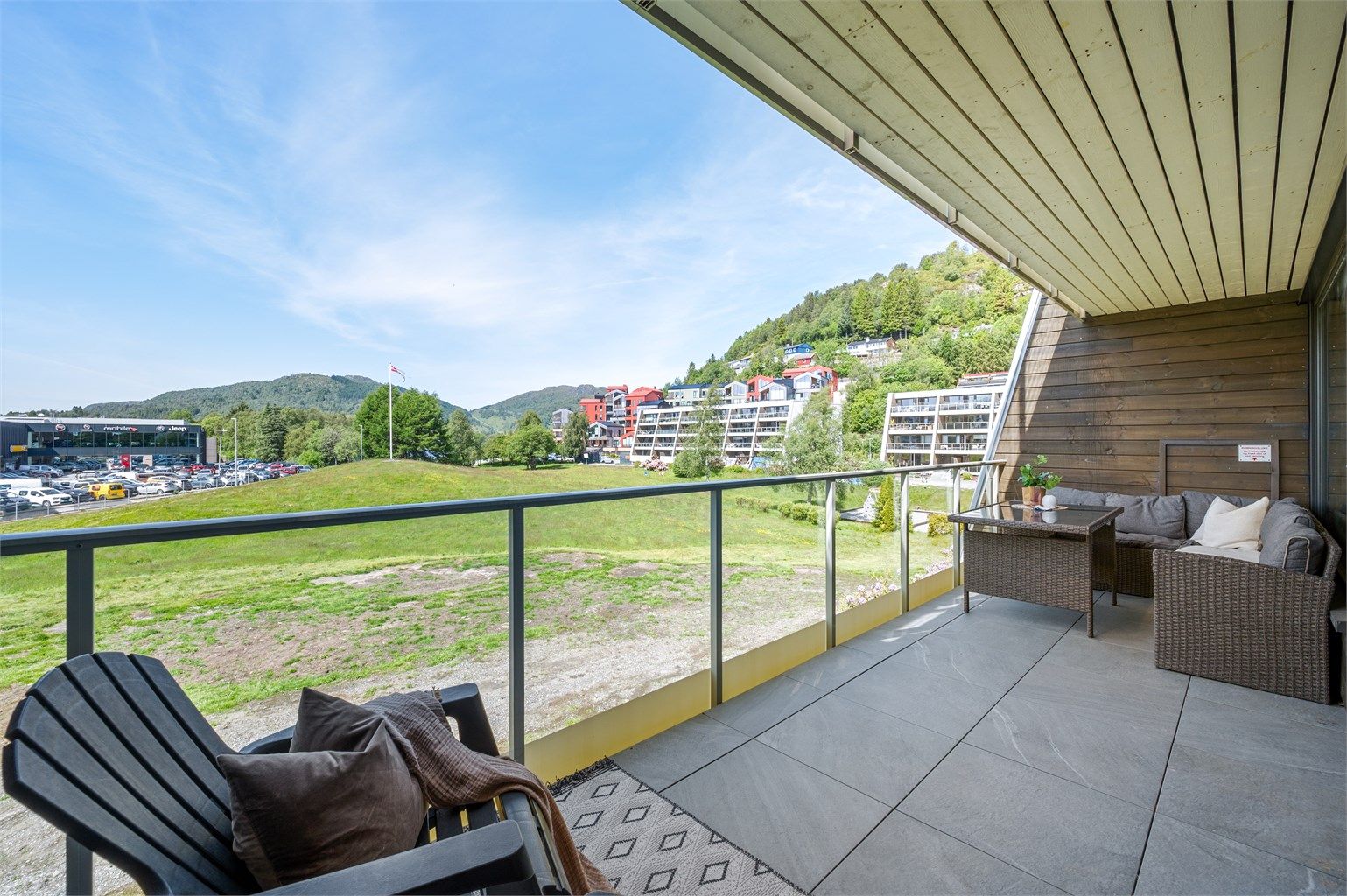 Fri utsikt og meget gode solforhold fra ca. 15:00 - 22:00 sommerstid.