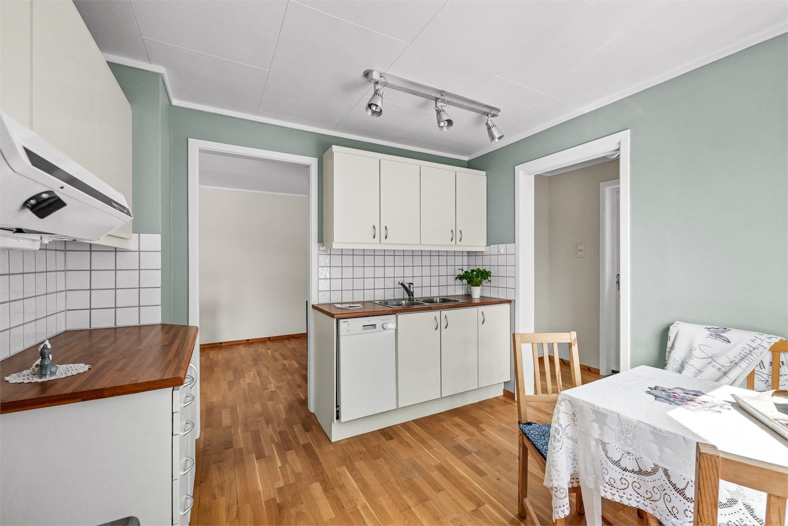 Innredningen gir godt med oppbevaringsplass i over- og underskap, samt en ventilator med kullfilter.